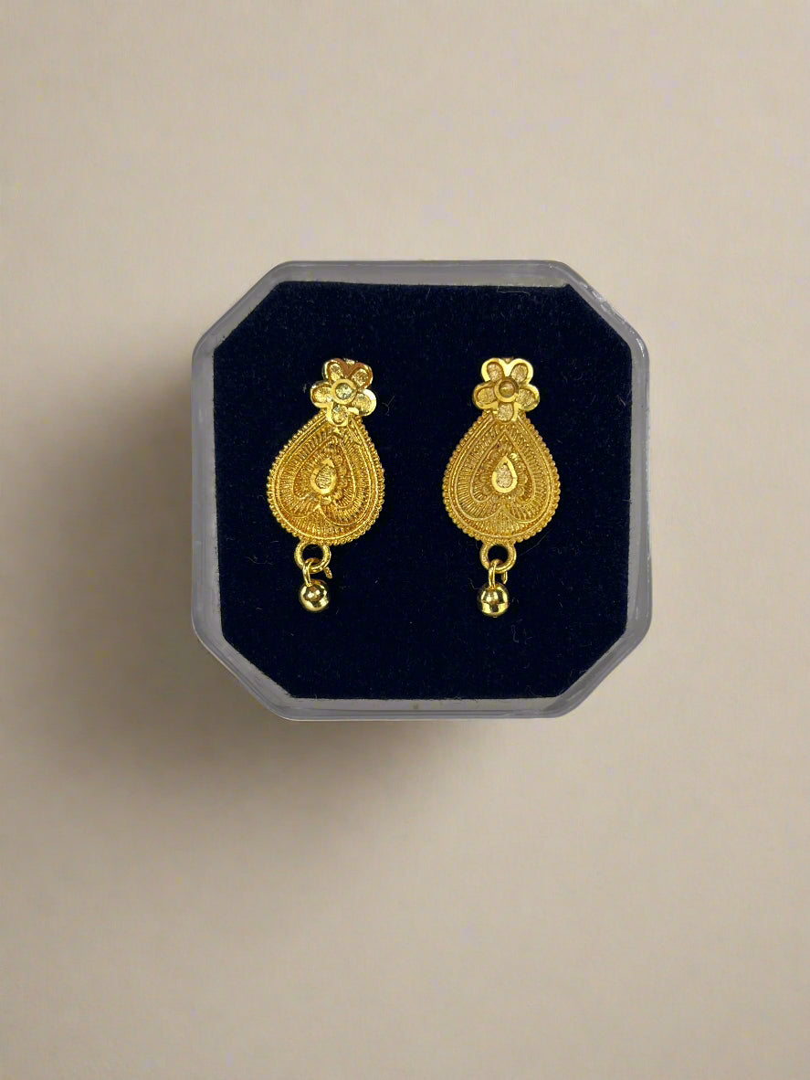 Teardrop shine studs
